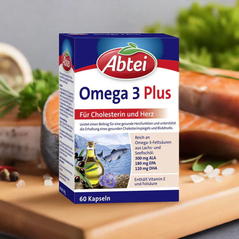 Abtei Omega 3 Plus – Kapseln mit Omega-3-Fettsäuren aus Lachs- und Seefischöl, Produktfoto vor Lachsfilets – erhältlich bei bester-kauf.ch