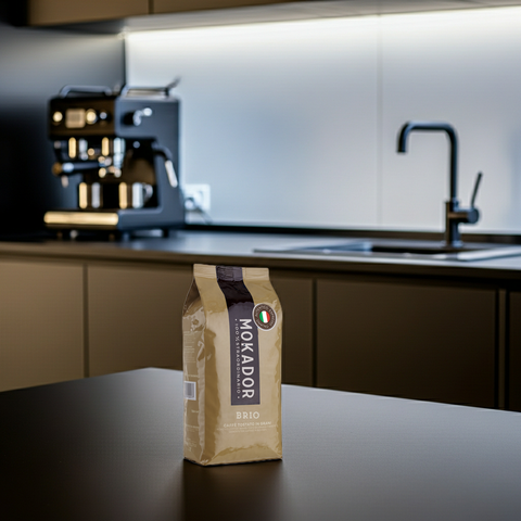 Espressobohnen 1kg: Mokador Brio 60/40 – ideal für Liebhaber von dunkler Schokolade und würzigen Noten.