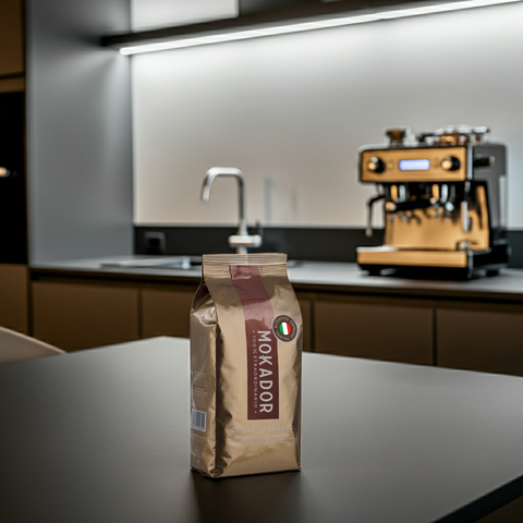 Kaffeebohnen 1kg Mokador Oro: Italienische 90-10 Mischung für vollmundigen Cappuccino im Vollautomaten.