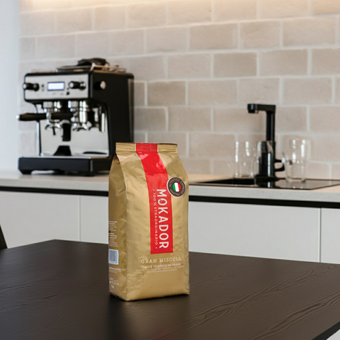 Mokador Gran Miscela 1kg: Ganze Bohnen mit goldbrauner Crema für perfekten Cappuccino und Latte.